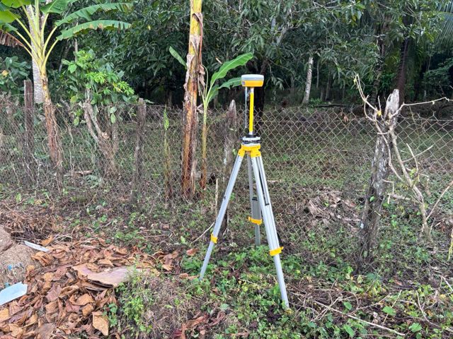 Base GNSS RTK instalada junto al lindero