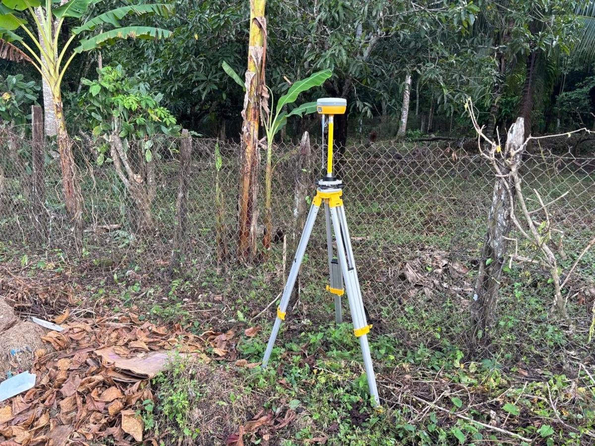 Base GNSS RTK instalada junto al lindero