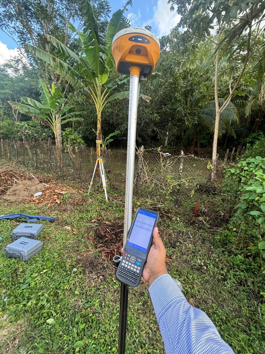 Colectora y receptor GNSS RTK levantando un vértice del predio